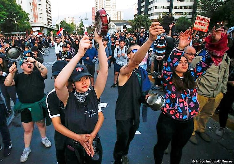 Cadena alemana Deutsche Welle destaca a Chile en artículo sobre las «atronadoras protestas» con cacerolas