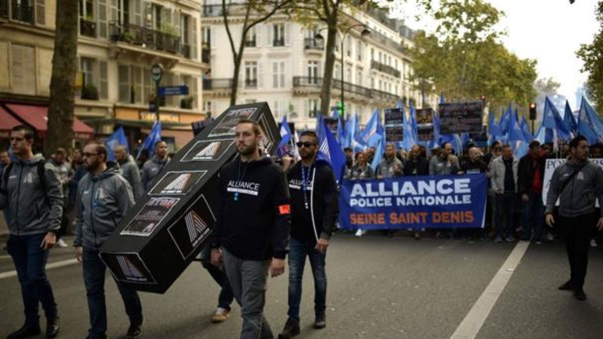 (Video) Policías franceses protestan en repudio a las muestras de odio contra agentes de seguridad