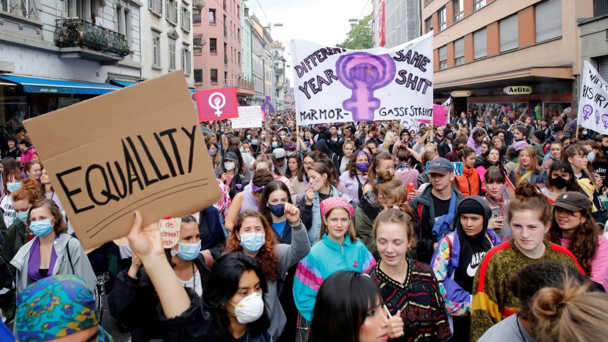 (Video) Movimiento de mujeres sale a marchar en Suiza en contra de la violencia machista