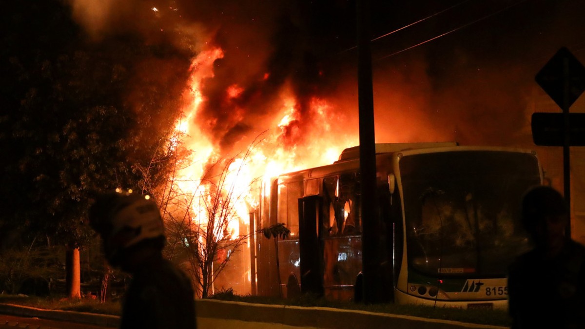 (Videos) Protestas en Brasil por asesinato de joven de 15 años culmina con autobuses incendiados