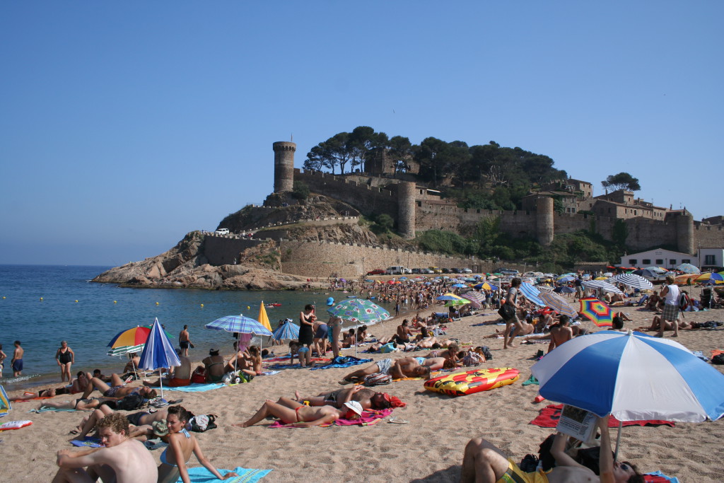 Playas españolas se adaptan al virus con drones, cámaras y franjas por edad