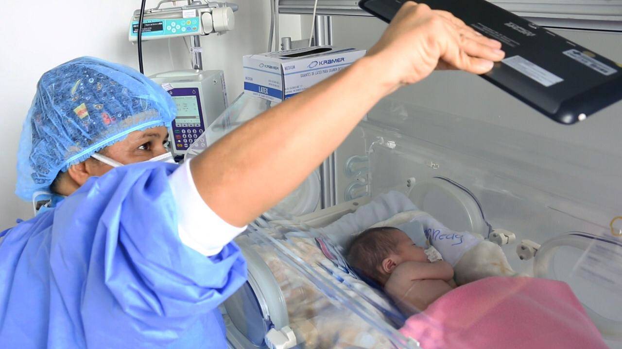 En centro de salud colombiano conectan por videollamadas a madres y neonatos