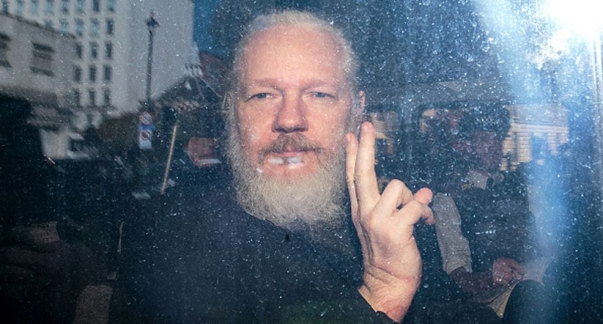 Reclutamiento de  hackers y conspiración: EE. UU. sustituye acusaciones contra periodista Julian Assange