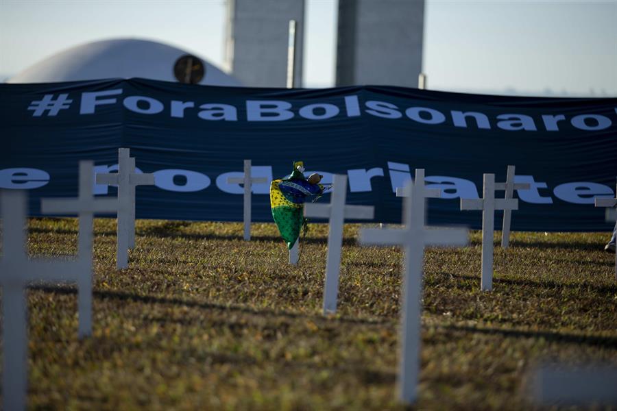 Clavan mil cruces frente al Congreso de Brasil para recordarle a Bolsonaro las víctimas del COVID-19
