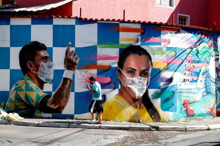 Artista alerta sobre el Covid-19 colocando tapabocas a sus grafitis y murales
