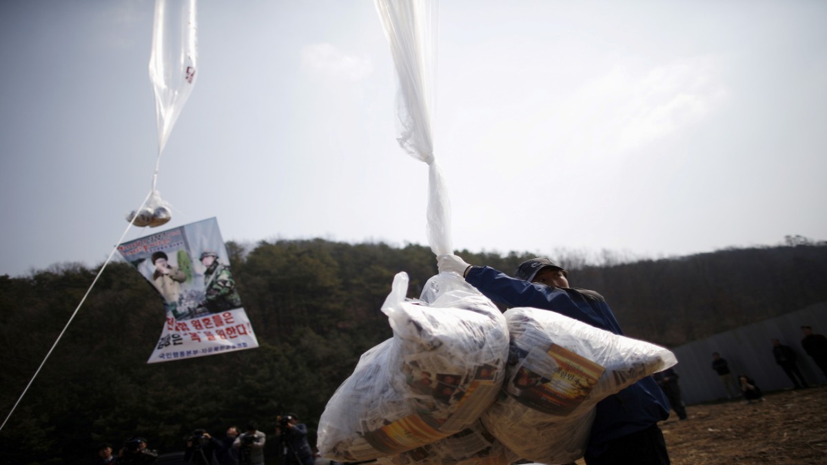 Corea del Norte se prepara para lanzar 12 millones de panfletos hacia el Sur