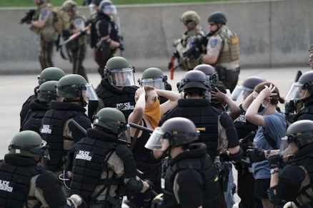 El CPJ alerta sobre decenas de amenazas a periodistas en EE. UU. por cubrir protestas por la muerte de Floyd