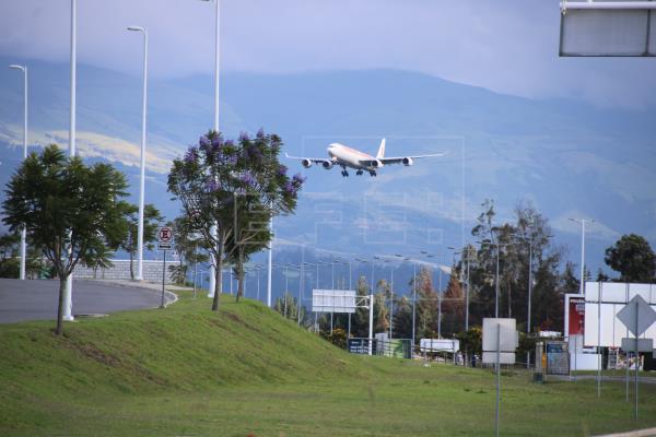 Ecuador reanuda viajes internos en medio de la pandemia: por avión y por tierra