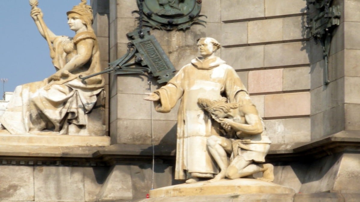 Piden al Ayuntamiento de Barcelona retirar las estatuas de los indígenas arrodillados ante Monumento a Colón