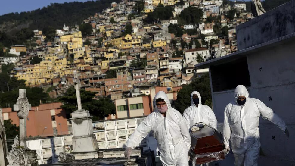 Acusan al gobierno de Bolsonaro de «invisibilizar» a los muertos por coronavirus en Brasil