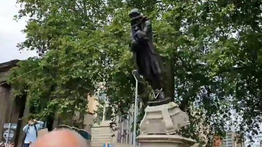 Con manifestantes derribándolo: podría retornar a Bristol la estatua del esclavista Edward Colston