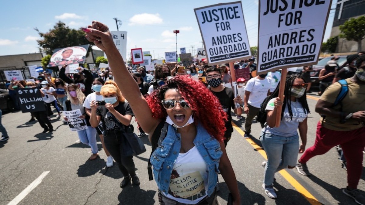 Manifestantes claman justicia tras la muerte de un hispano a manos de la policía en EE.UU.