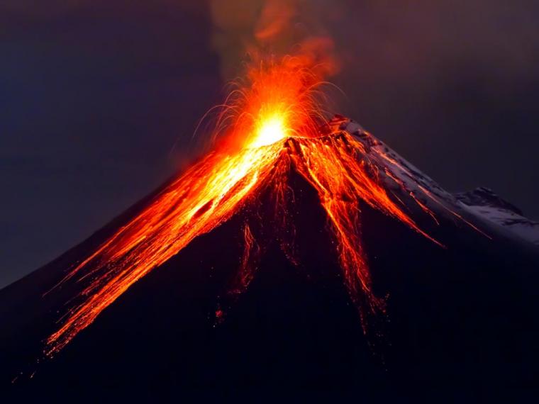 ¡Peligro! Un volcán en China se está “recargando”