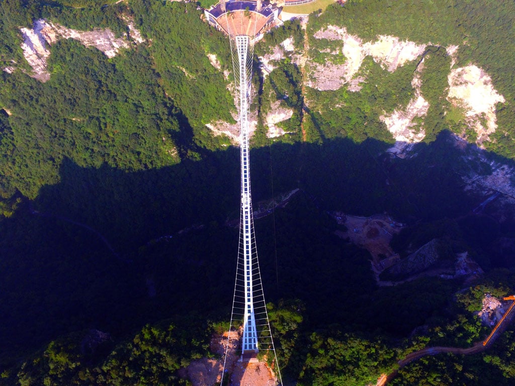 (VIDEO) ¿Te atreverías a manejar sobre el puente de cristal más largo del mundo?