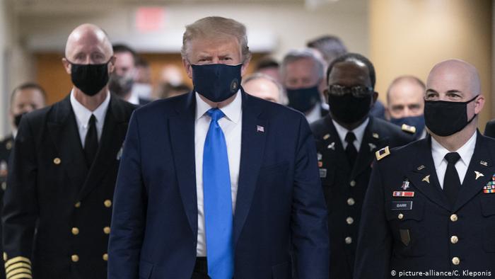 ¿Dejó de ser «una gripecita o nada»? Donald Trump aparece por primera vez usando mascarilla en público