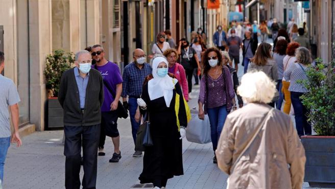 Cataluña pone en cuarentena a más de 200.000 personas por rebrote de coronavirus