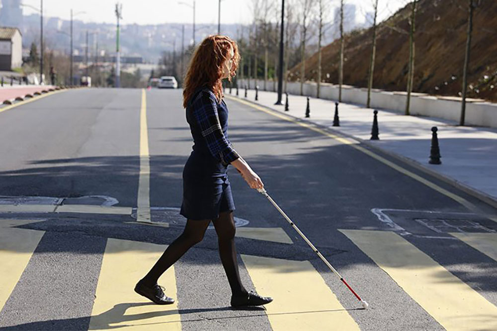 Crean bastón con Google Maps para personas con discapacidad visual