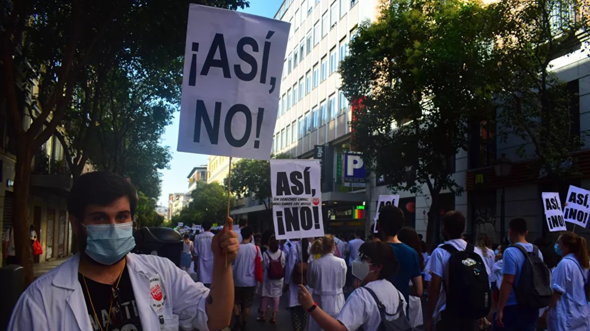 (Fotos y video) Médicos españoles salen a protestar en Madrid exigiendo mejores condiciones laborales