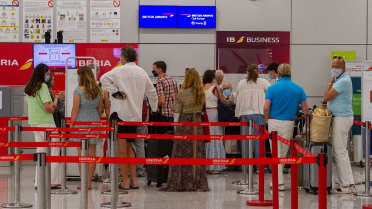España impone cuarentena obligatoria a viajeros de Colombia, Perú y otros ocho países