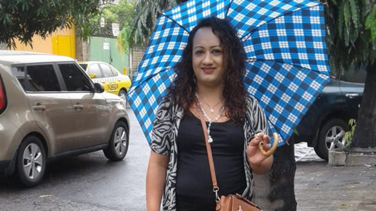 Justicia sentencia a 20 años de prisión a policías implicados en el asesinato de mujer trans en El Salvador