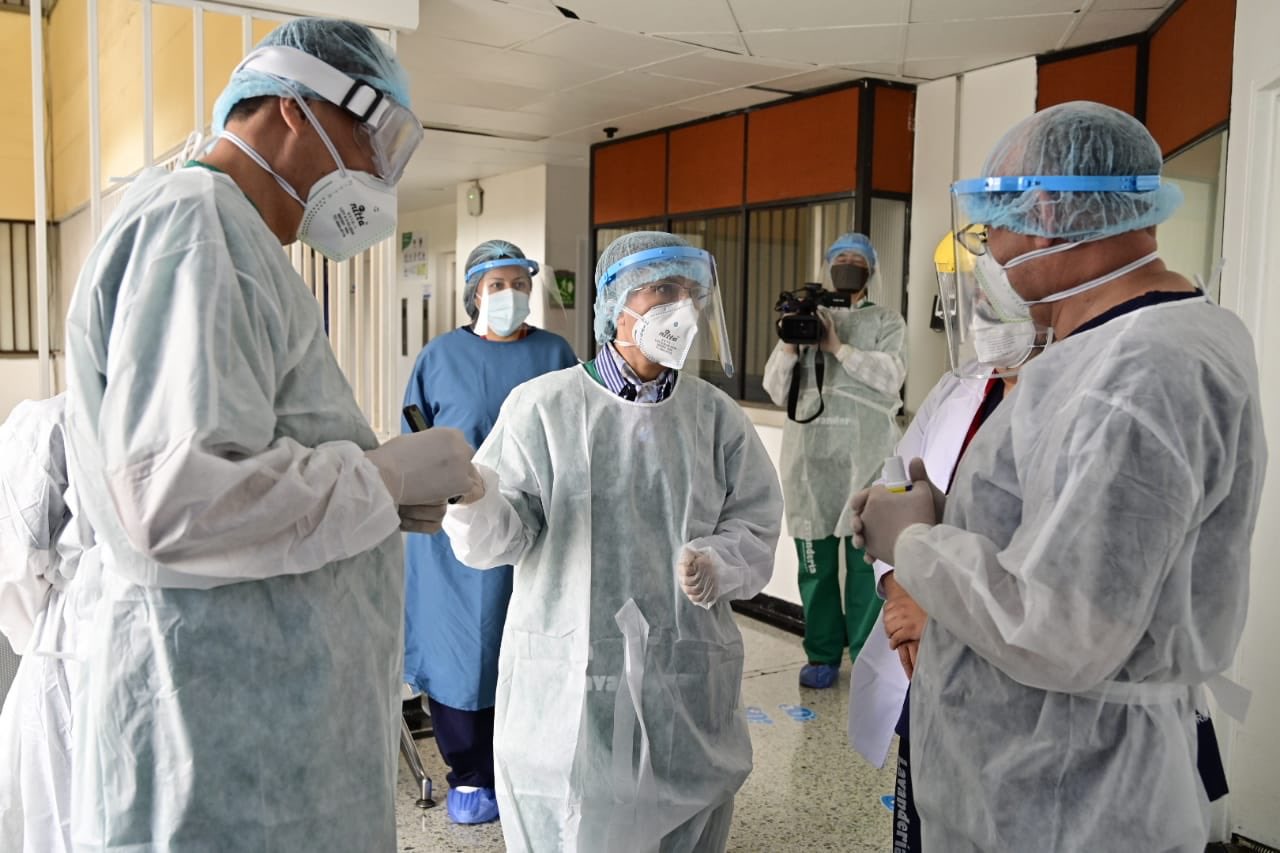 COVID-19 complica situación hospitalaria en Bogotá, mientras Duque defiende las medidas