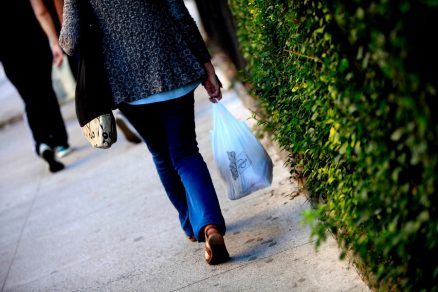 Almacenes de barrio no podrán entregar más bolsas plásticas a partir del lunes 3 de agosto