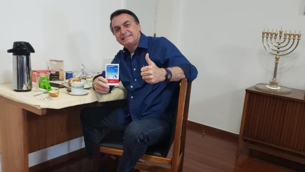 Con una caja de hidroxicloroquina en la mano, Bolsonaro informó que ya no tiene coronavirus