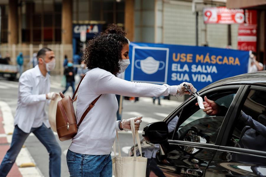 mujer entregando volante