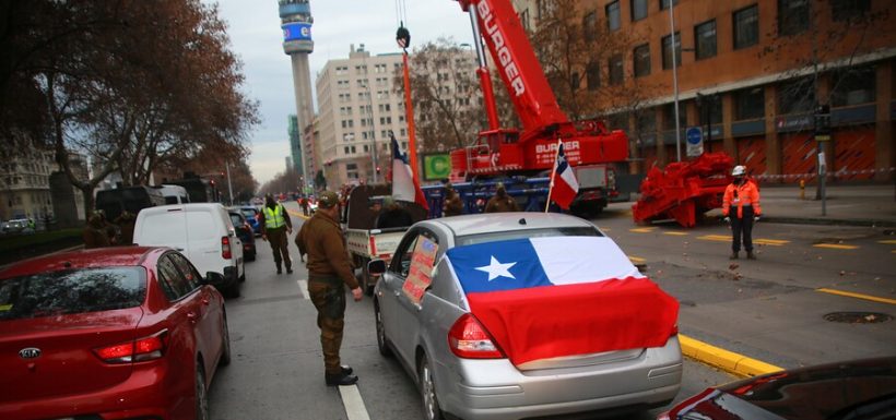 Se admite querella contra carabineros que no detuvieron caravana del Rechazo en plena cuarentena