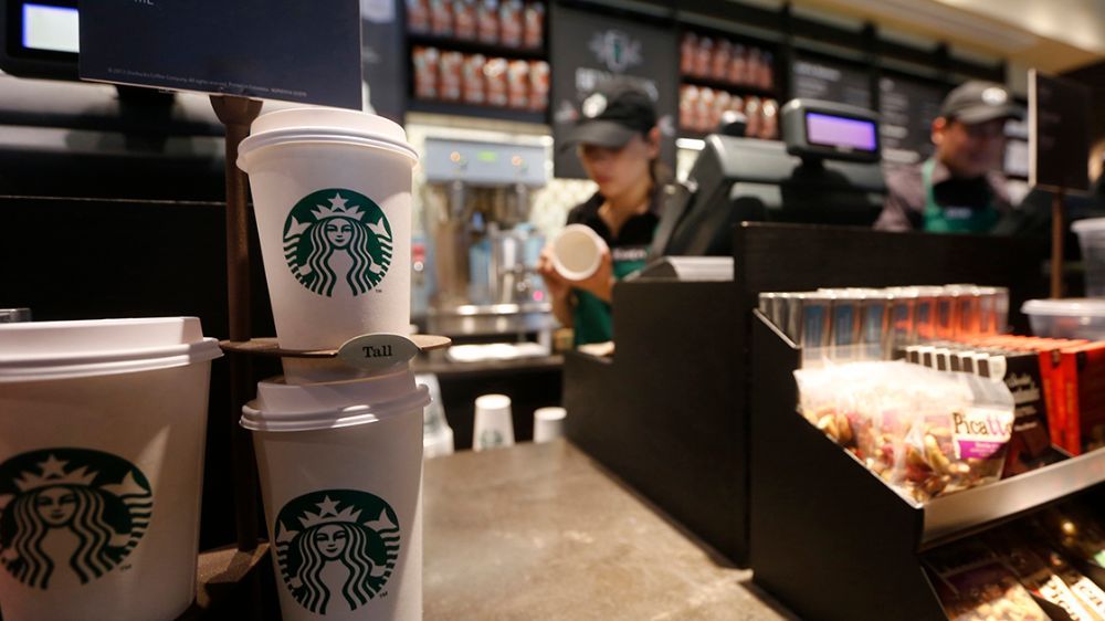 Revés judicial para Starbucks: Tribunal ordena permiso con goce de sueldo a trabajadoras con derecho a Sala Cuna