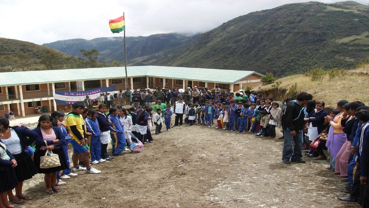 Colegios privados en Bolivia cobran «cursos complementarios» e imponen contratos a los padres