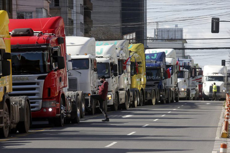 Camioneros amenazan a Chile con desabastecimiento para presionar al Congreso a que apruebe dictatorial Ley de Inteligencia de Piñera