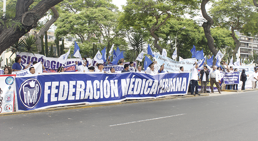 Más de 50 mil profesionales se sumarán a huelga médica en Perú para exigir mejoras