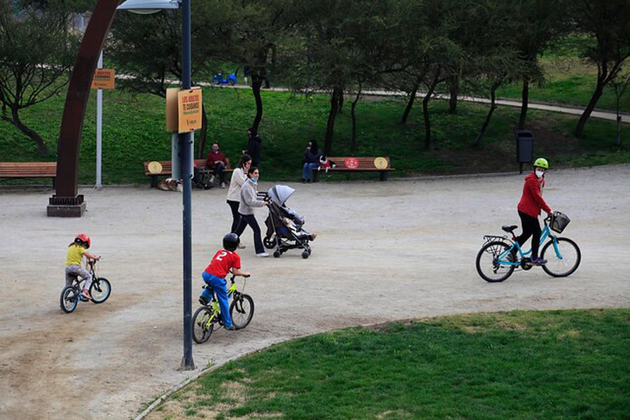 Niños salen en pandemia