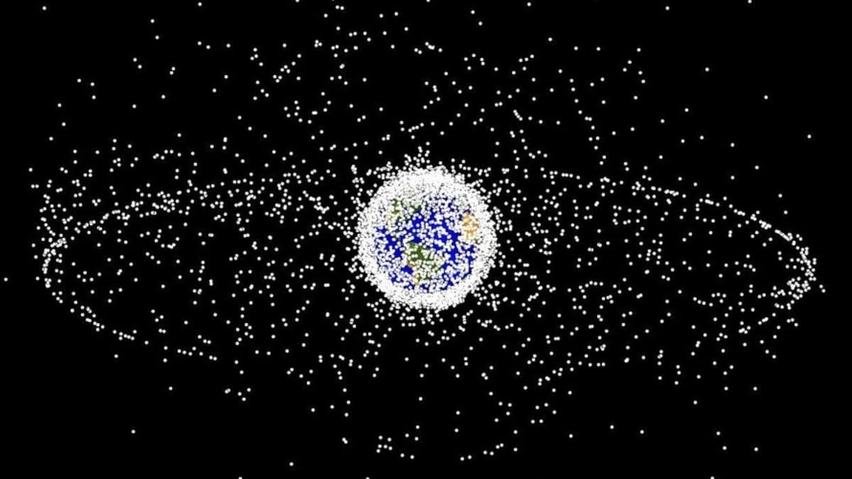 Científico advierte con preocupación que la Tierra podría desarrollar anillo de basura espacial