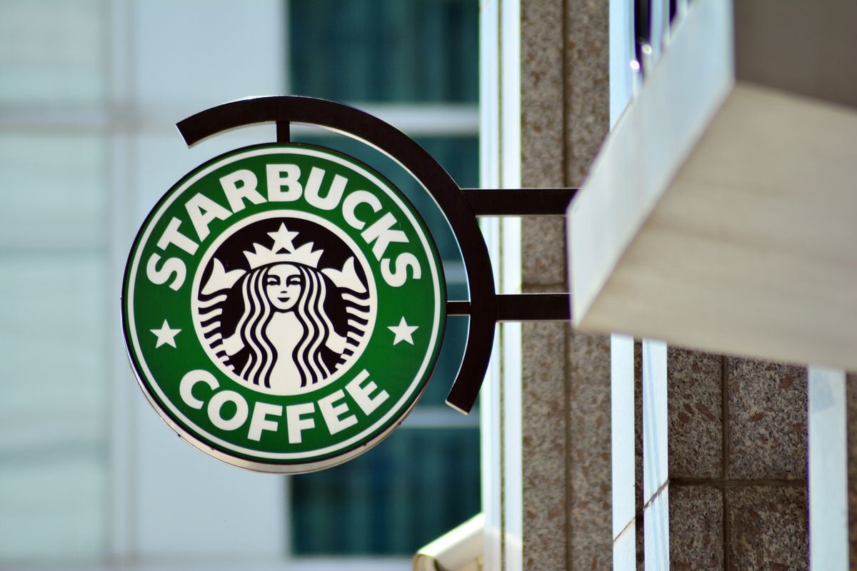 Trabajadores de Starbucks siguen suspendidos y alegan ilegalidad de la empresa en tribunales