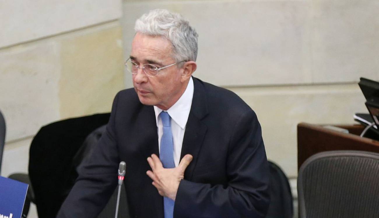 Jueza definirá este sábado si levanta medida contra Uribe Vélez