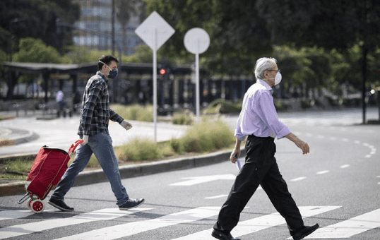 Argentina extiende cuarentena y habilita reuniones de hasta 10 personas al aire libre