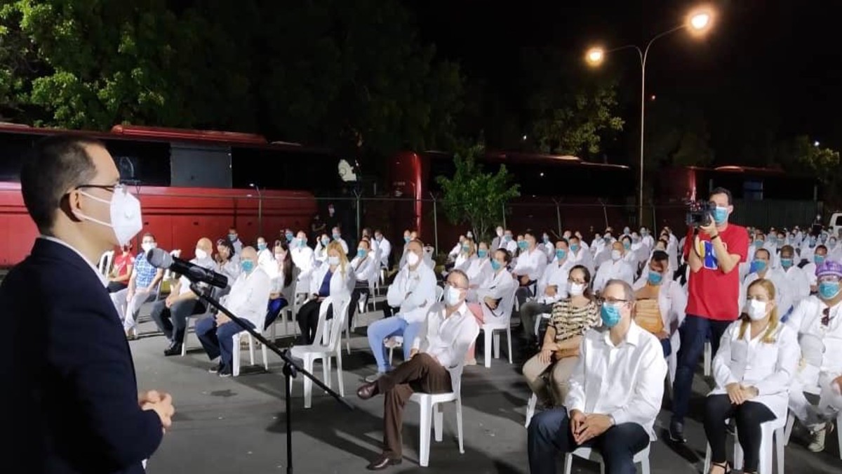 Llegan a Venezuela 230 médicos cubanos para apoyar en la atención de pacientes covid-19