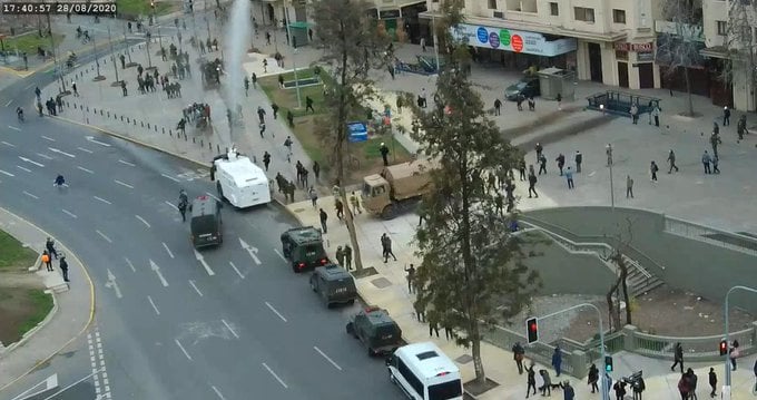 Carabineros reprimió manifestación por el apruebo en Plaza Dignidad y dejó transitar caravana del rechazo sin problemas