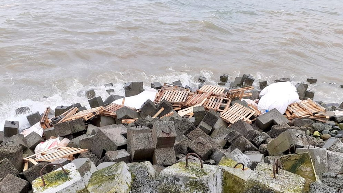 Calbuco: Se hundió muelle flotante con 300 toneladas de comida para salmones