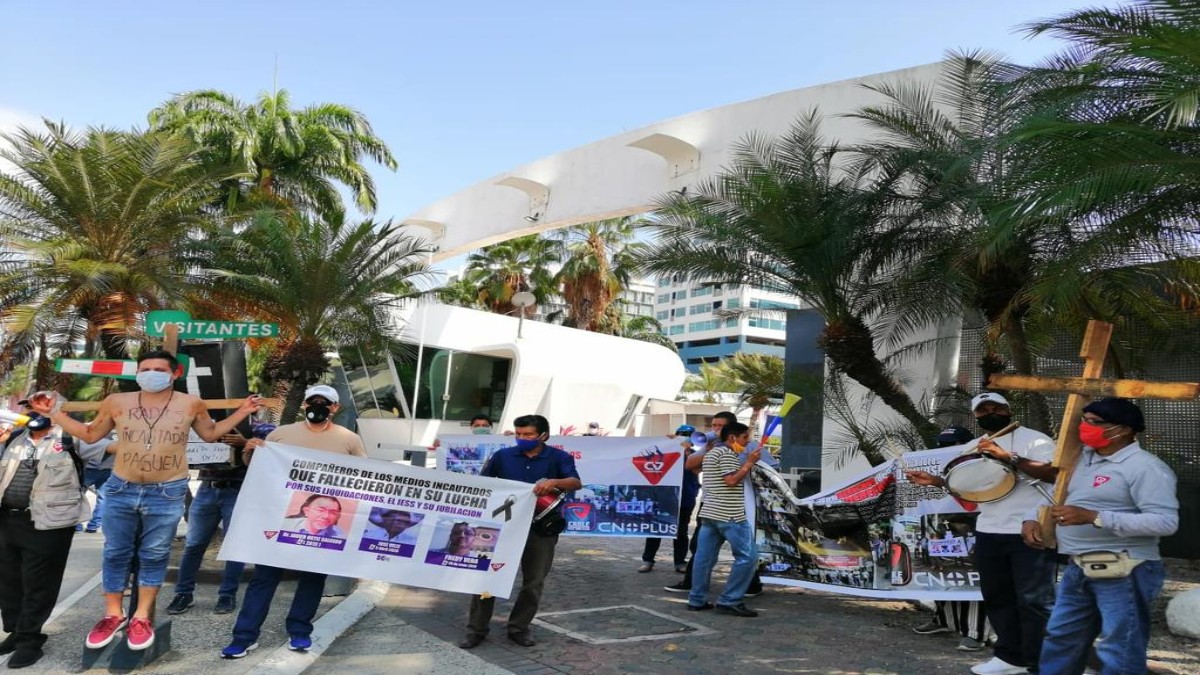 En Ecuador extrabajadores se crucifican para exigir liquidación y sueldos