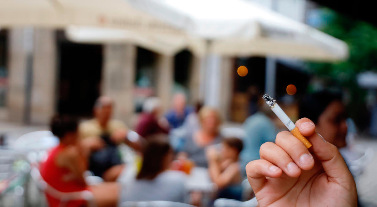 COVID-19: Prohibido fumar al aire libre en España y cierran locales de ocio 