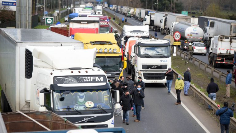 Con “estrangulamiento” de carreteras, comenzó el paro nacional de camioneros