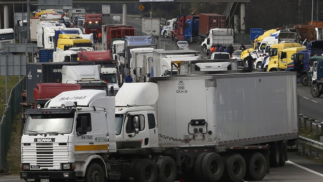 Camioneros ratifican paro indefinido y amenazan con no llevar mercadería a Temuco