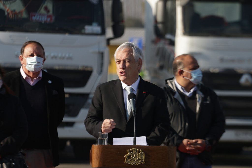 Piñera cede a las amenazas y firma proyecto de Ley que endurece castigo por quema de camiones