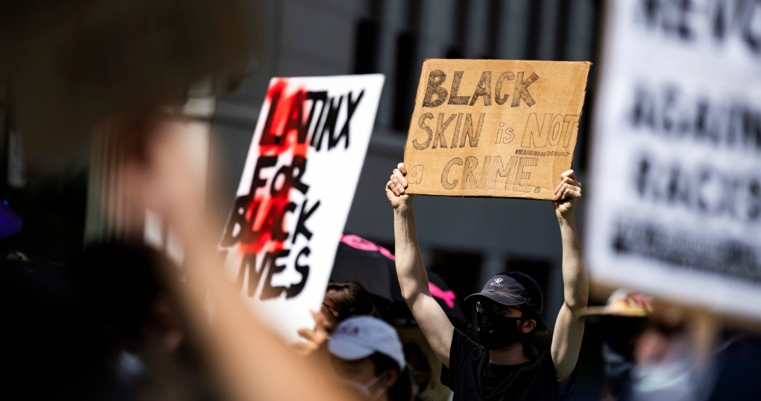 “Quiten sus rodillas de nuestros cuellos”, exigen familiares de víctimas de violencia racista en EE.UU. durante protesta en Nueva York