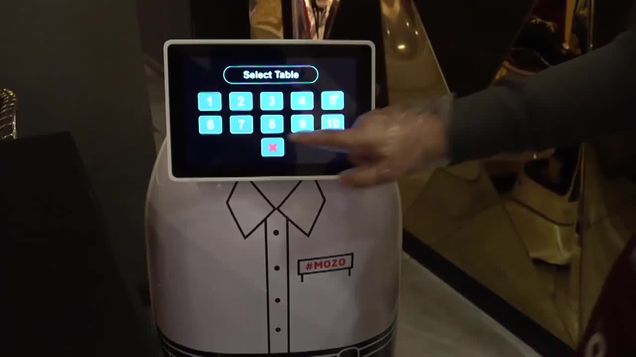 Mozo: el robot que atiende al público en un restaurante de Egipto
