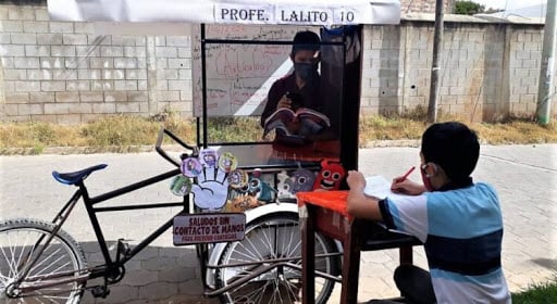 En cuarentena: Docente guatemalteco diseñó una didáctica bicicleta para ir a las casas a dar clases