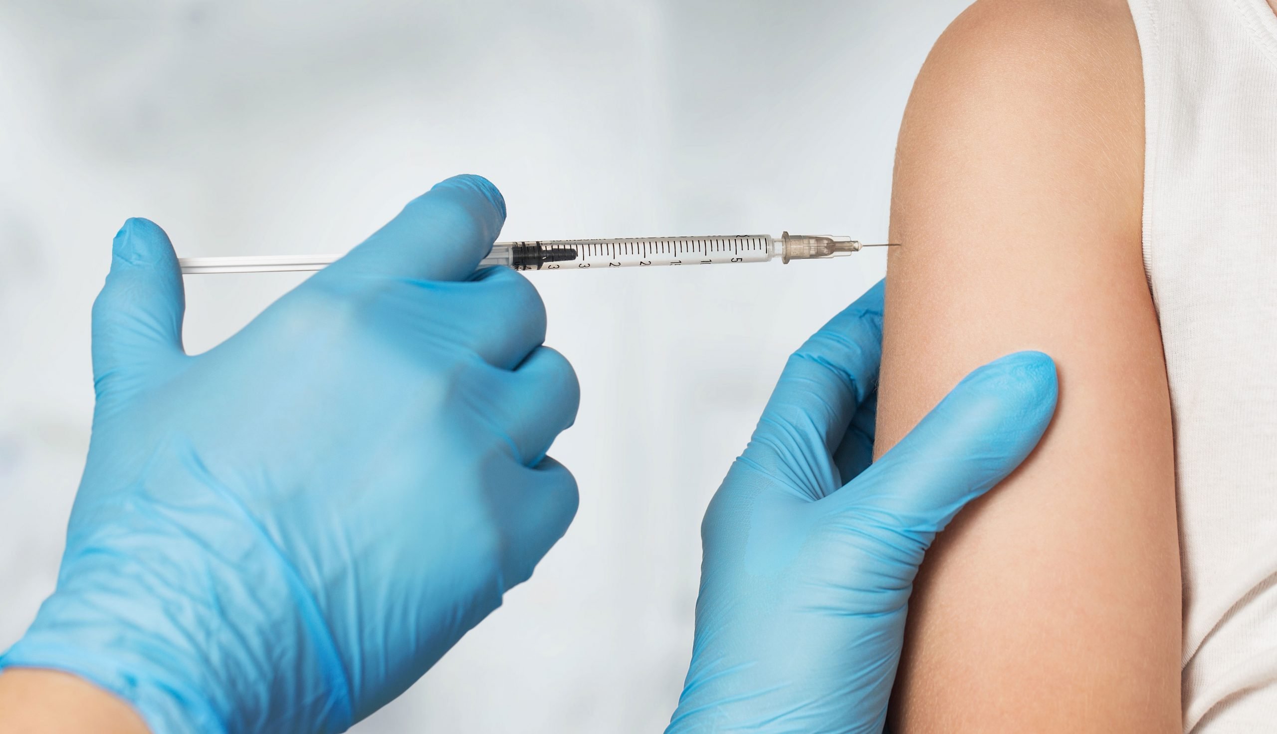 Vacuna contra el COVID-19 se aplicaría en Chile a más de 5,2 millones de personas en primera fase